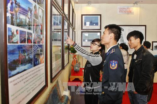 以及由历代中国政府出版，上面并不显示黄沙和长沙（中国所称为西沙和南沙）两个群岛归属中国管辖的 4 本地图集和 30 张地图等。