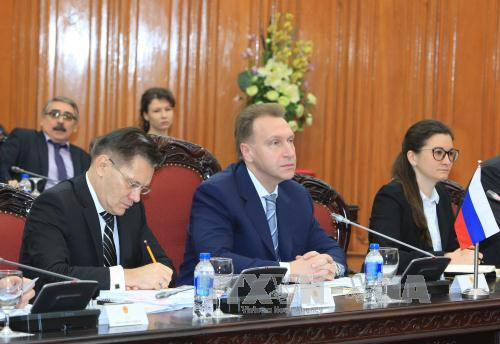 在开放、互相信任和互相了解的氛围中，双方重新核查 2014 年 9 月在俄罗斯符拉迪沃斯托克市召开的越俄政府间经贸与科技合作委员会第 17 次会议纪要的落实情况，并提出推进双方今后经贸合作的各项措施。（图片来源：越通社）