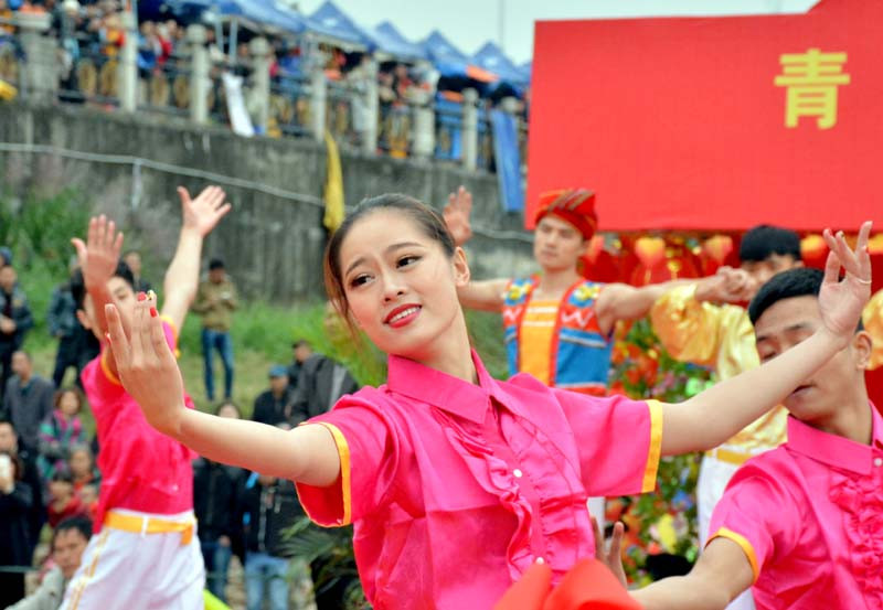 各精彩歌舞节目已给两国人民留下深刻的印象，让两国人民更加了解彼此国家文化和风俗习惯，有助于深化越中两国友谊。（图片来源：mongcai.gov.vn）