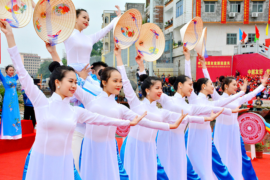 在对歌联欢活动中，中越两国青年歌手已唱起了许多充分体现爱国主义、男女恋爱、和平渴望、青年渴望和越中两国友谊的歌曲。（图片来源：mongcai.gov.vn）