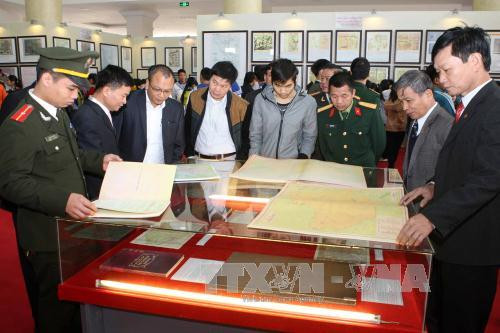 到阮朝从 1802 年至 1945 年期间颁布有关越南对黄沙和长沙两个群岛进行开发、管理，确立和行使主权的朱版……