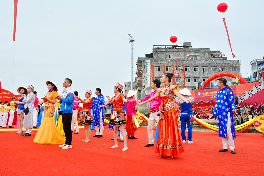 两国青年所演出的各歌舞节目均带有两国传统民歌和现代音乐。（图片来源：mongcai.gov.vn）