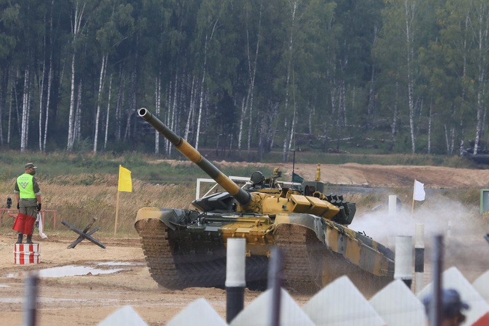 越南1号车组越过水沟。越通社记者陈孝摄 