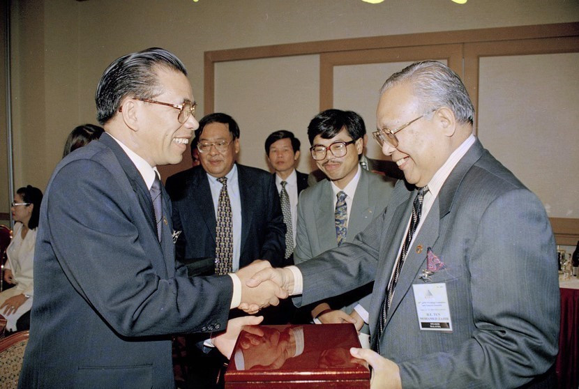 马来西亚国会主席、第19届东盟议会联盟大会主席Tun Mohamed Zahir欢迎国会主席主席农德孟与会。越通社记者春遵摄