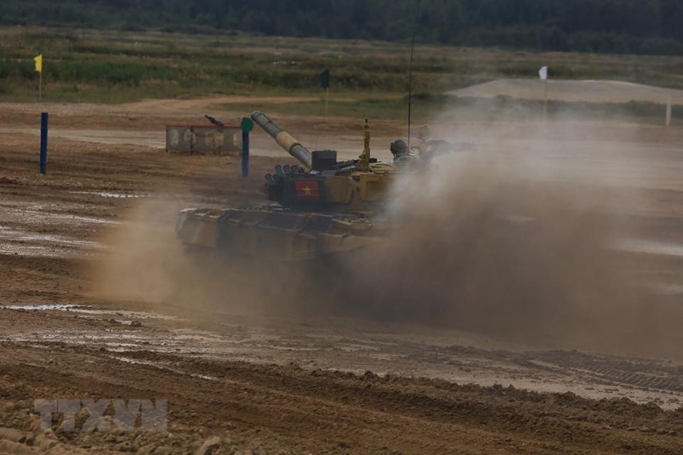 越南坦克令人惊叹的加速。越通社记者 陈孝 摄