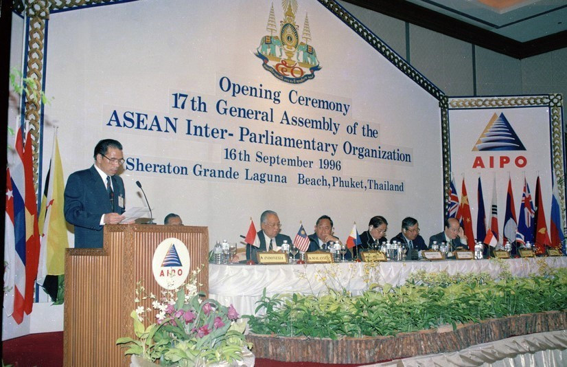 越南国会主席农德孟在于1996年9月16日至21日在泰国普吉岛举行的第17届东盟议会联盟大会上发表讲话。越通社记者春遵摄