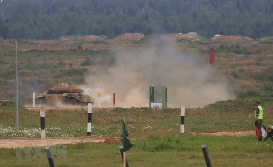 据初步公布结果，比赛结束后，越南1号车组在枪射击中表现优异，以5发全中和28分30秒的成绩完成比赛。越通社记者陈孝摄