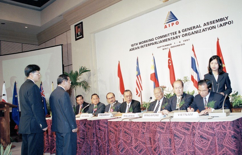 越南国会主席农德孟在第18届东盟议会联盟大会上发表讲话。越通社记者春遵摄