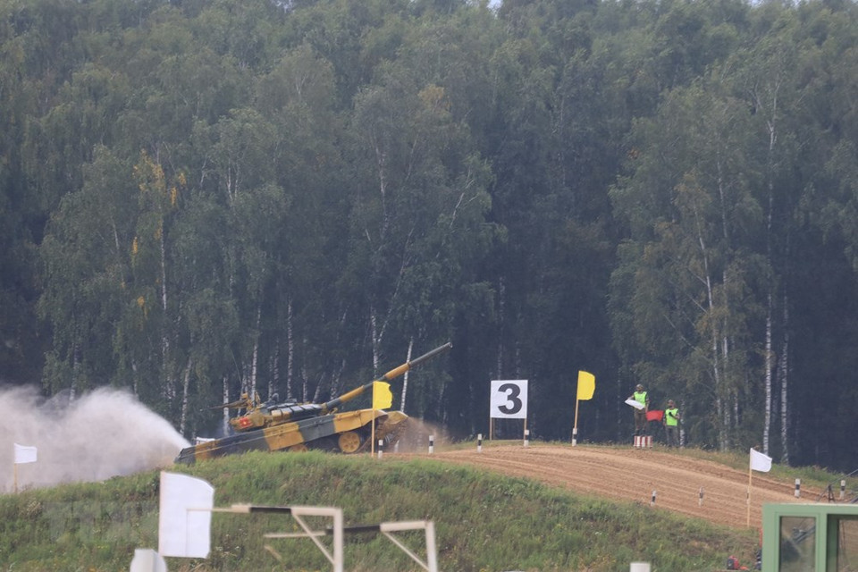 越南1号车组跨越终点线，完成比赛。越通社记者 陈孝 摄