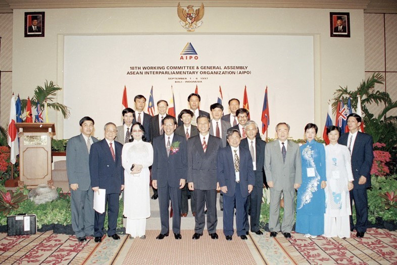 越南国会主席农德孟担任第18届东盟议会联盟大会主席团。越通社记者春遵摄