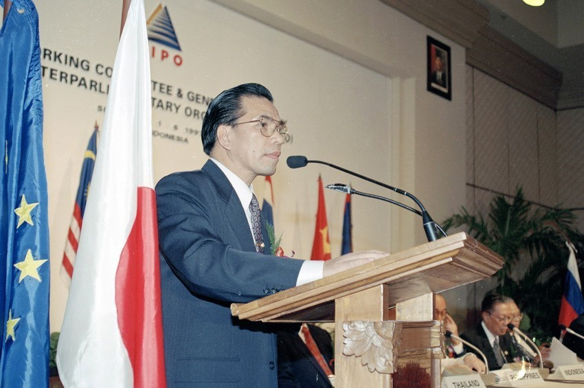 第18届东盟议会联盟大会全体会议上，各国议会代表团团长签署将老挝接纳为东盟议会联盟大会成员的决议。越通社记者春遵摄