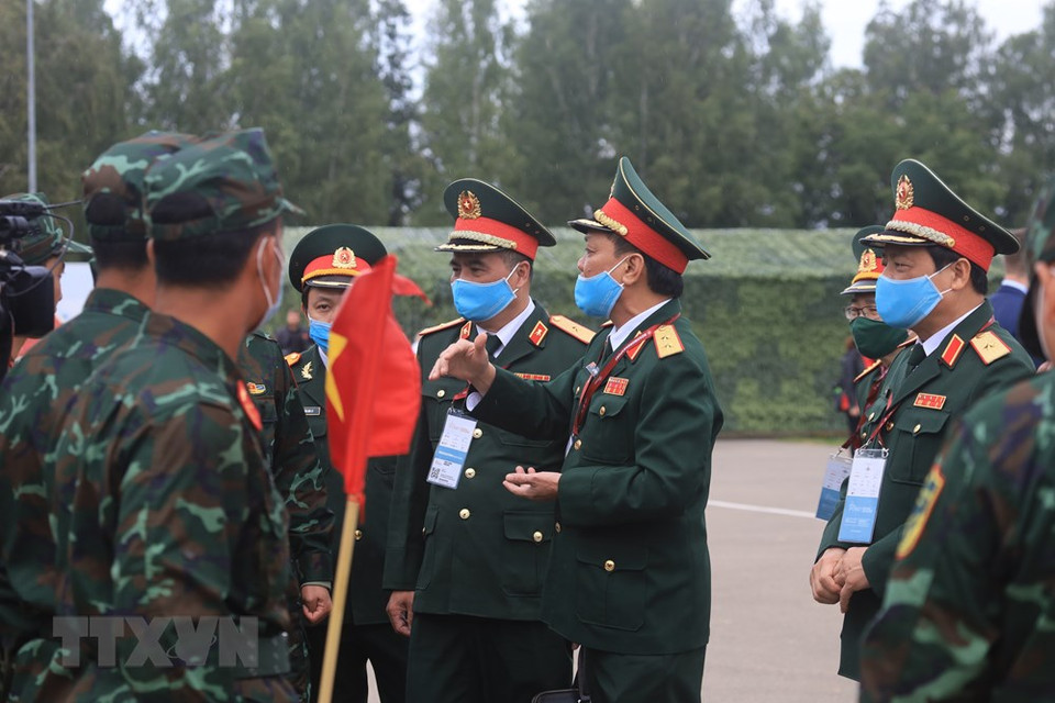 越南国防部领导恭喜1号车组完成第一轮比赛。越通社记者陈孝 摄