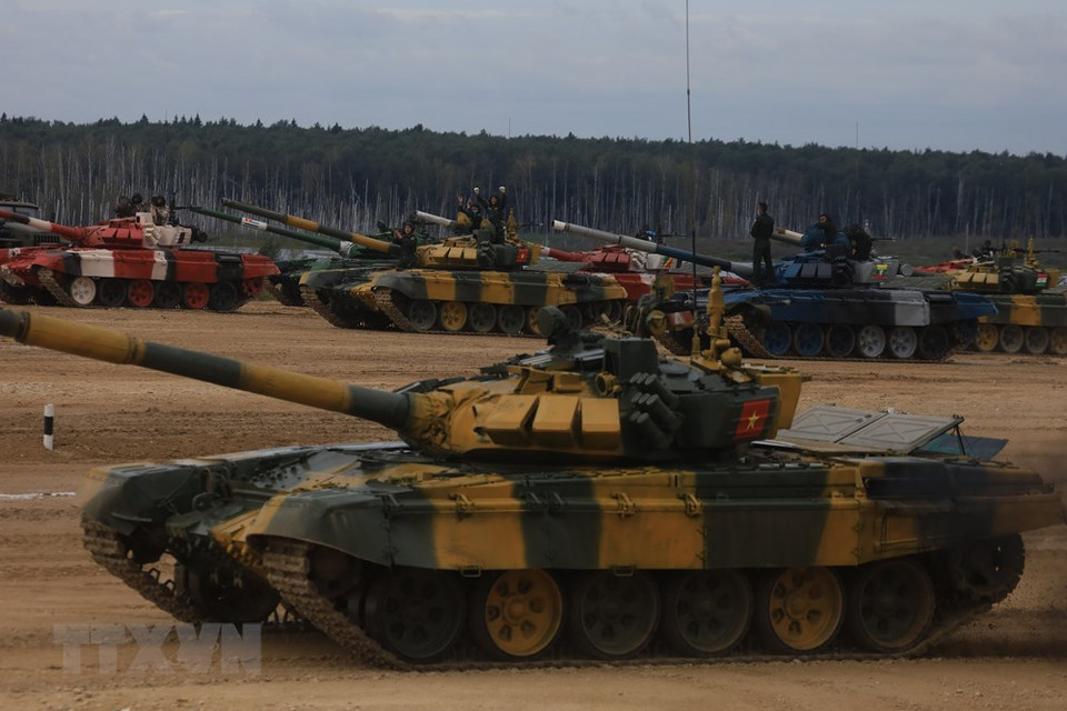 越南1号车组进入赛场。越通社记者 陈孝 摄