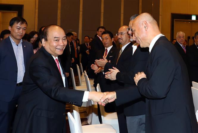 阮春福与各位代表握手。（图片来源：越通社）