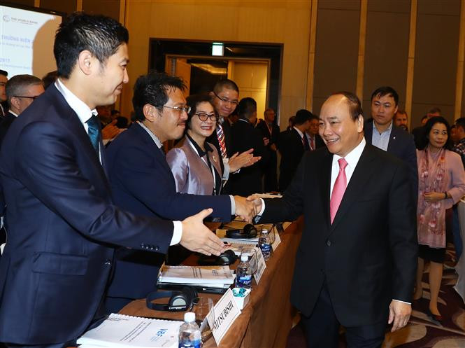 阮春福与各位代表。（图片来源：越通社）