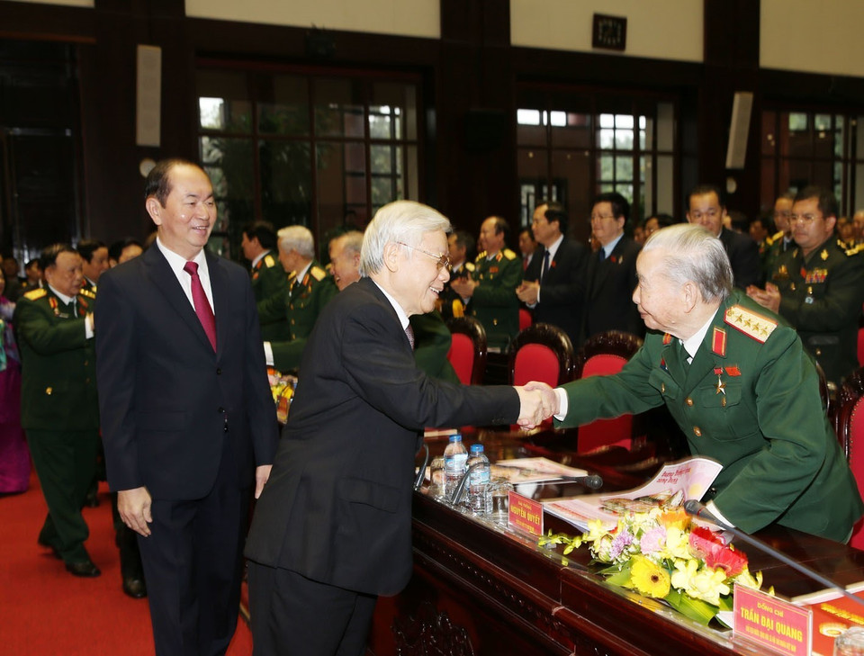  阮富仲总书记与各位代表亲切握手。越通社记者 智勇 摄