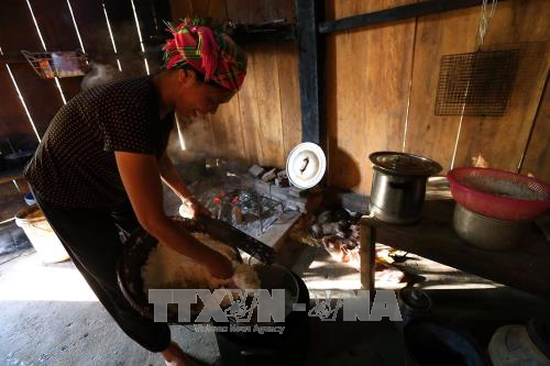 哈尼族同胞准备打糍粑。（图片来源：越通社）