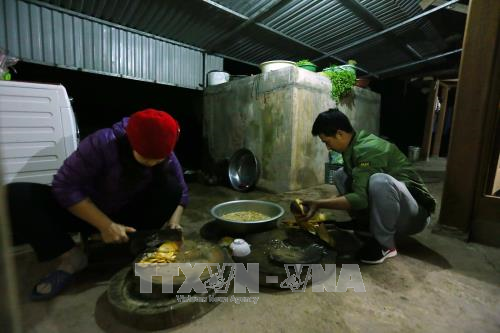 早晨起来哈尼族同胞开始做侑食。（图片来源：越通社）