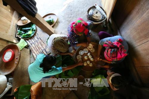 哈尼族同胞正在打糍粑。（图片来源：越通社）