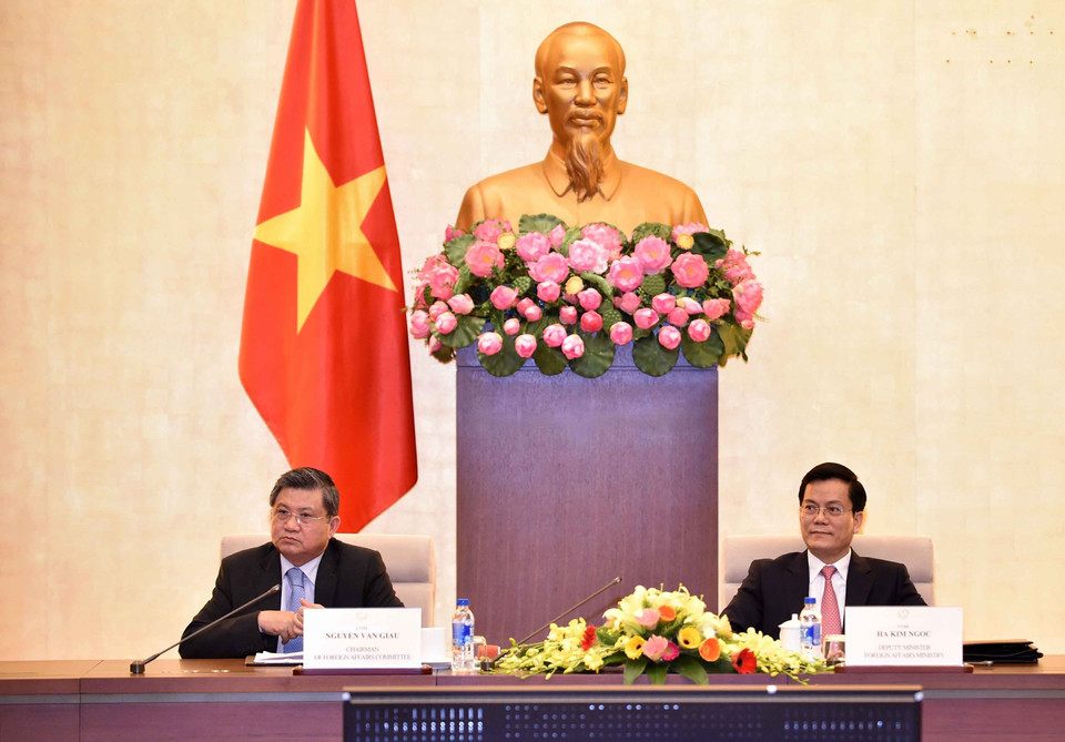 阮文饶与何金玉一同主持召开会议。越通社记者 文叠 摄