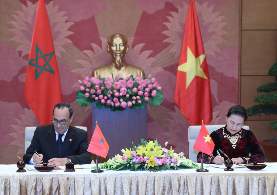 会谈期间，越南国会主席阮氏金银与摩洛哥众议院议长哈比博·马勒克签署合作协议。越通社记者 仲得 摄