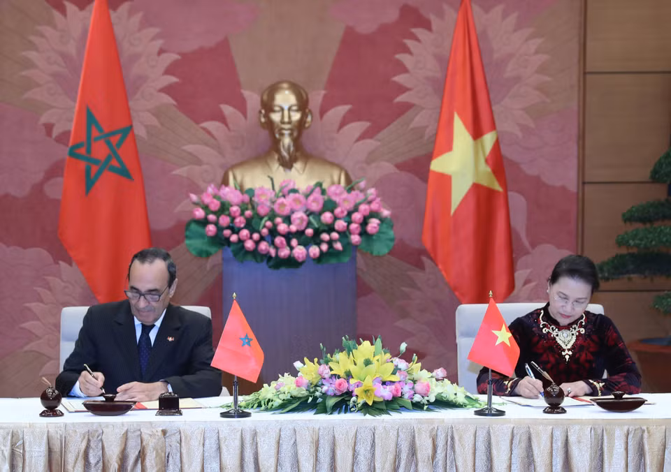 会谈期间，越南国会主席阮氏金银与摩洛哥众议院议长哈比博·马勒克签署合作协议。越通社记者 仲得 摄