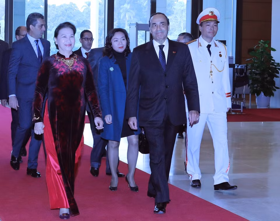 越南国会主席阮氏金银12月18日上午迎接对越南进行正式访问的摩洛哥众议院议长哈比博·马勒克(Habib El Malki)。（图片来源：越通社）
