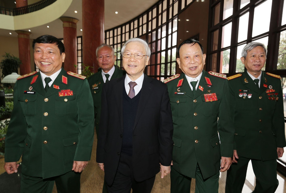 阮富仲总书记（左二）与各位老兵。越通社记者 智勇 摄