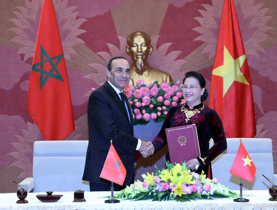 越南国会主席阮氏金银与摩洛哥众议院议长哈比博·马勒克签署合作协议。越通社记者 仲得 摄