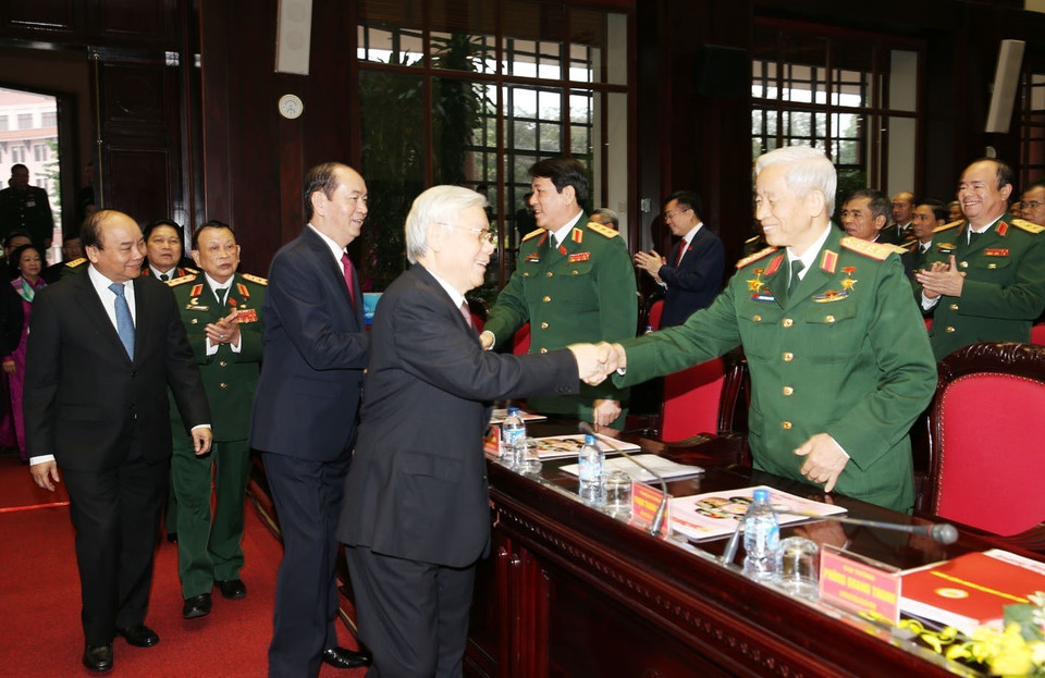  阮富仲总书记与各位代表亲切握手。越通社记者 智勇 摄