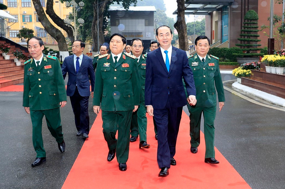 越南国家主席陈大光出席越南人民军成立73周年和全民国防日28周年纪念典礼。 越通社记者 颜创 摄