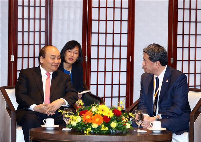 阮春福在会谈期间与日本代表Tetsu Funayana会晤。（图片来源：越通社）