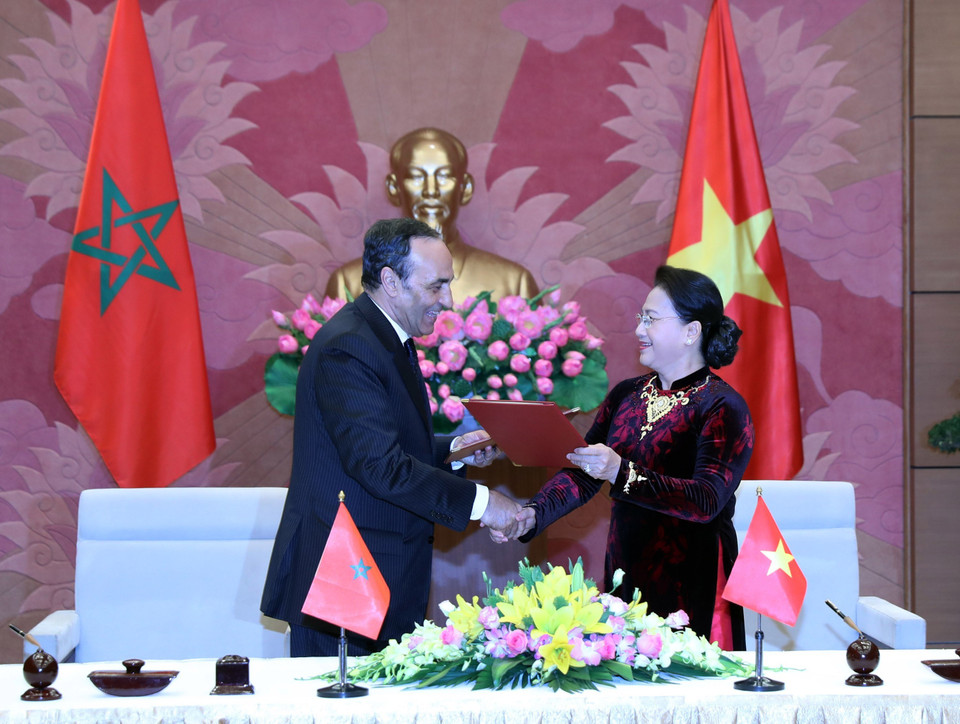 越南国会主席阮氏金银与摩洛哥众议院议长哈比博·马勒克签署合作协议。越通社记者 仲得 摄