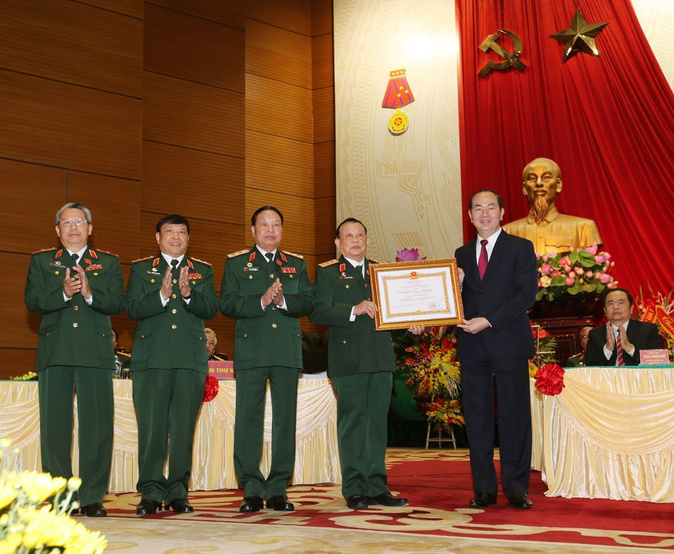  陈大光主席向越南老兵协会授予一级劳动勋章。越通社记者 智勇 摄