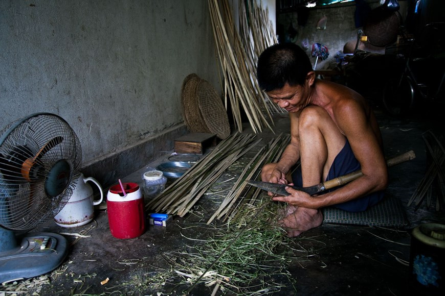 当地人民依然传承手工艺技术。图自Vietnam+