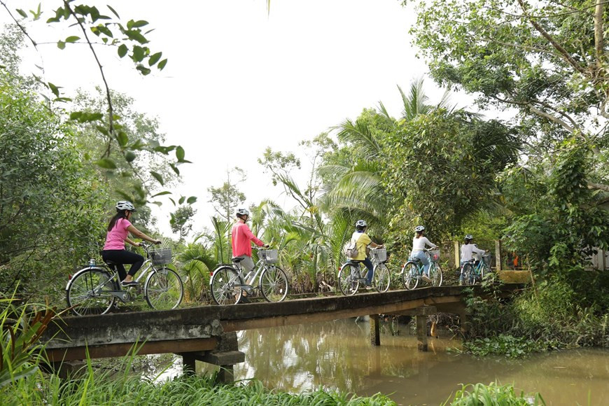 游客们继续探索旅程。图自Vietnam+