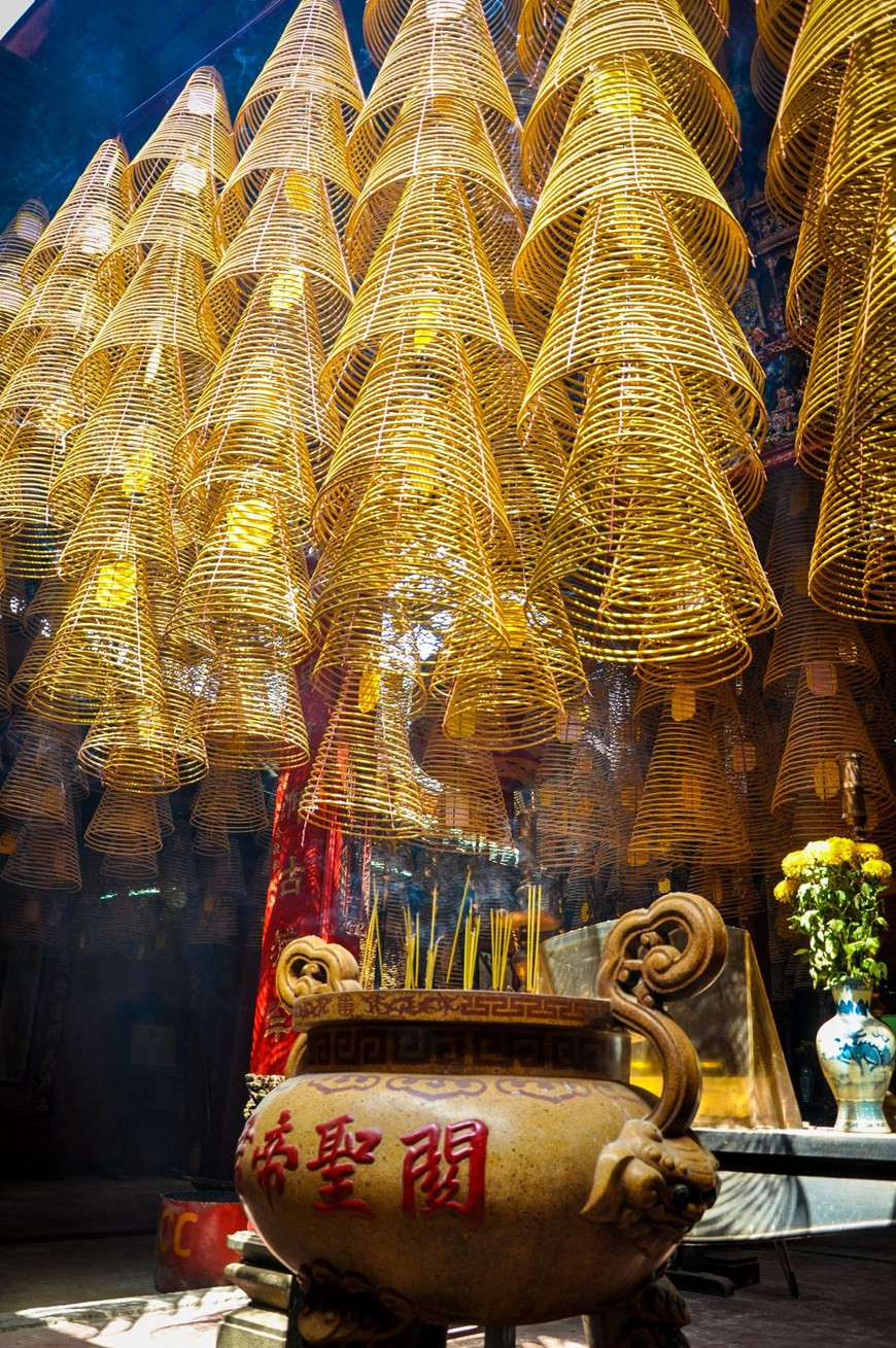 当地人民经常来到寺庙祈求平安。图自Vietnam+