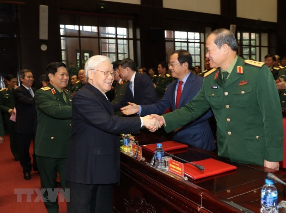 越共中央总书记、国家主席、中央军委书记阮富仲与与会代表握手。越通社记者 智勇 摄