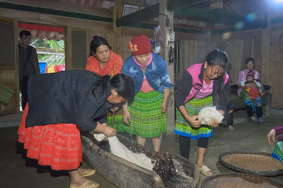 糍粑是蒙族同胞传统节日中不可缺少之菜。越通社记者 友决 摄