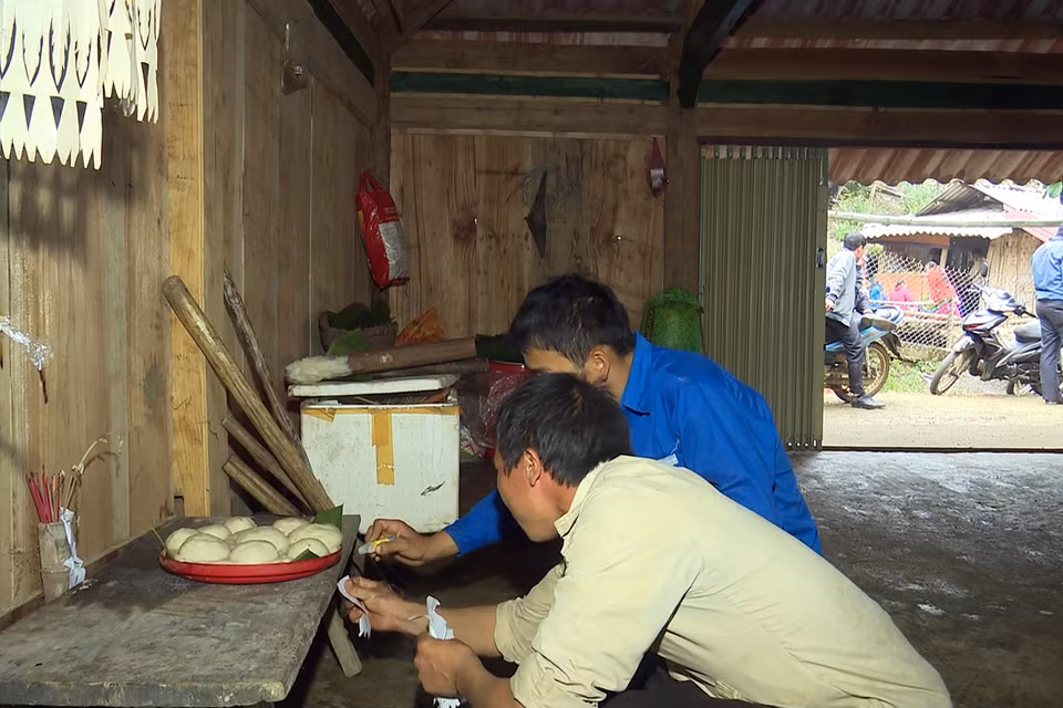 蒙族剪纸贴在劳动工具仪式。越通社记者 友决 摄