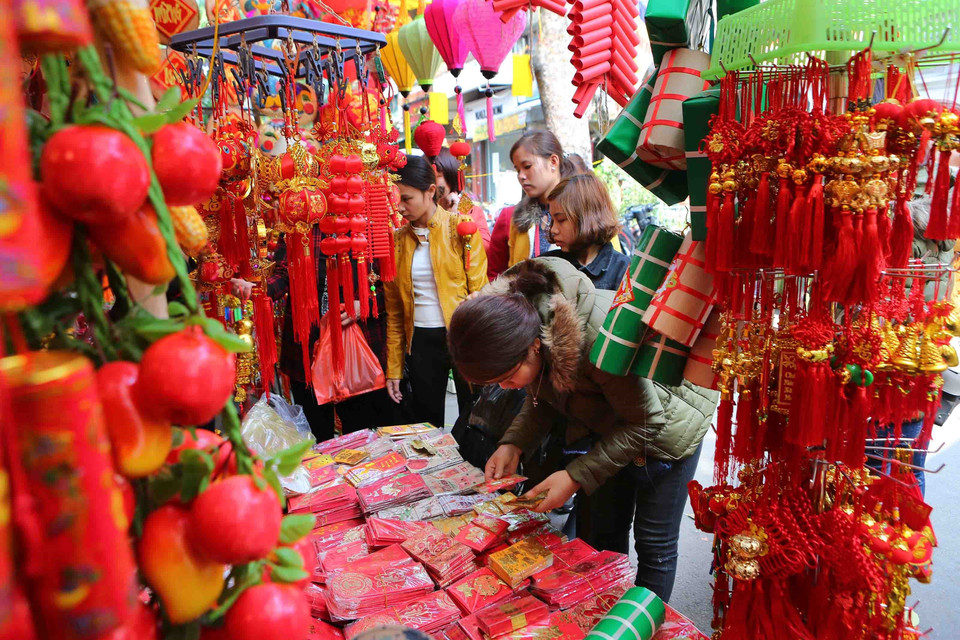 首都居民参观马行街春节摊位。越通社记者 成达 摄