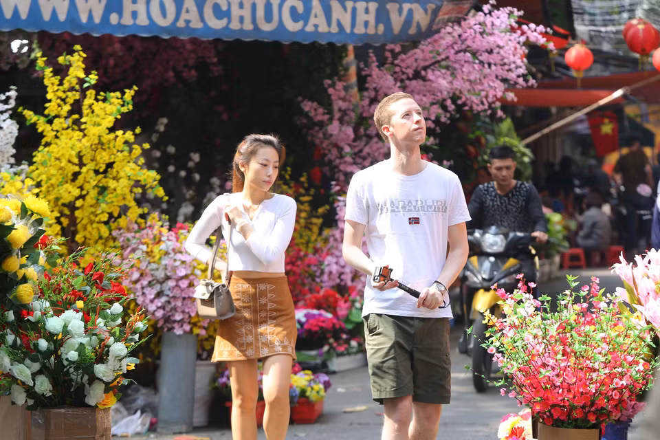 外国游客参观春节鲜花市场。越通社记者 成达 摄