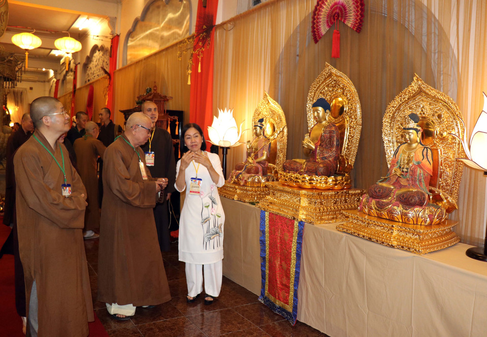 喜迎2019年己亥春节年佛教艺术展览会在胡志明市举行。各位僧尼佛子参观展会上展示的艺术作品。越通社记者 春区 摄