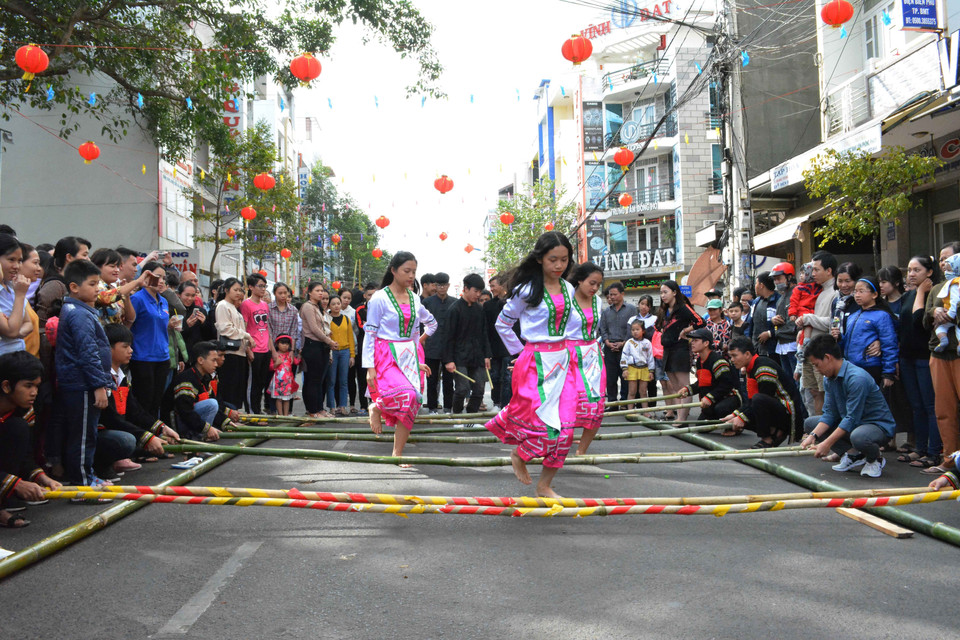 得乐省举行喜迎2019年新春的多项活动。居民们一起跳竹竿舞。越通社记者 俊英 摄