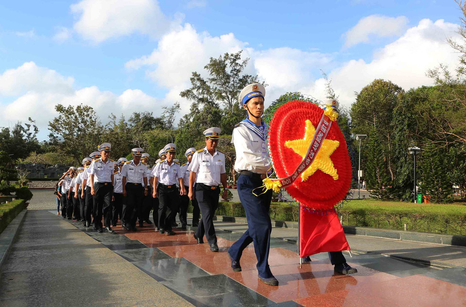 海军第二区司令部工作代表团前拜谒阳烈士陵园。越通社记者成达 摄