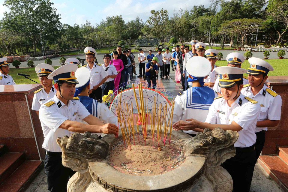 海军第二区司令部工作代表团拜谒行阳烈士陵园并上香。越通社记者 成达 摄