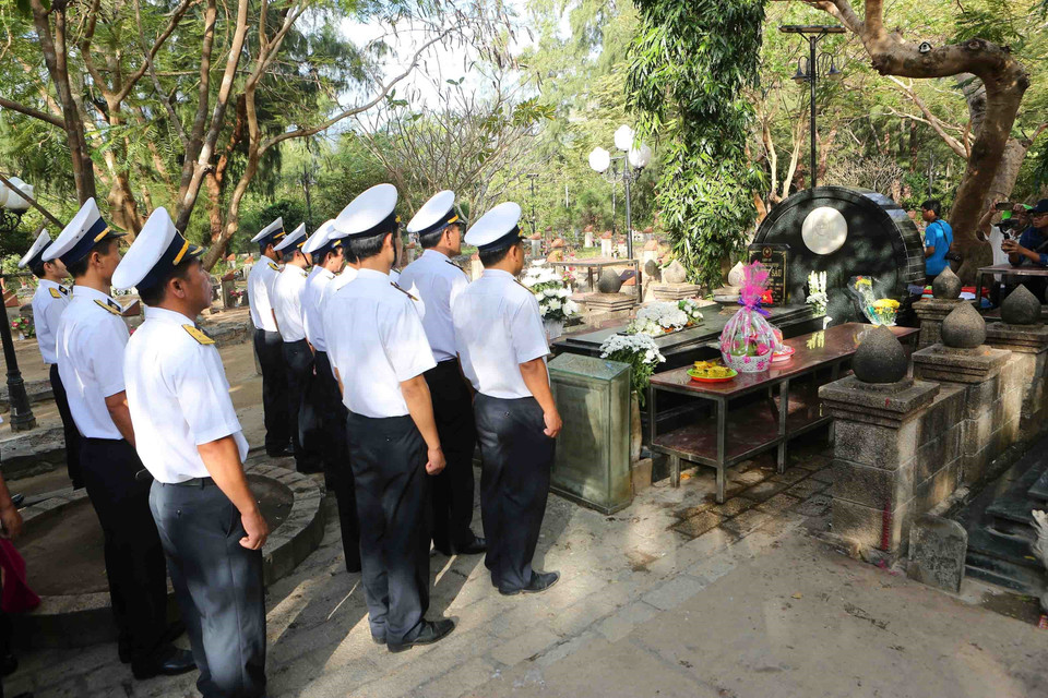 由海军二区副司令黄永线大校率领的海军第二区司令部工作代表团前往人民武装英雄武氏六坟墓并敬上香。越通社记者成达 摄