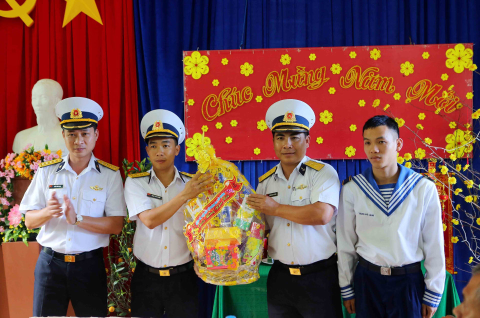 海军第二区司令部工作代表团向590雷达站战士、干部送上慰问品。越通社记者 成达 摄