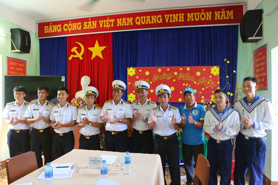 海军第二区司令部工作代表团向590雷达站干部战士致以新春祝福。越通社记者成达 摄