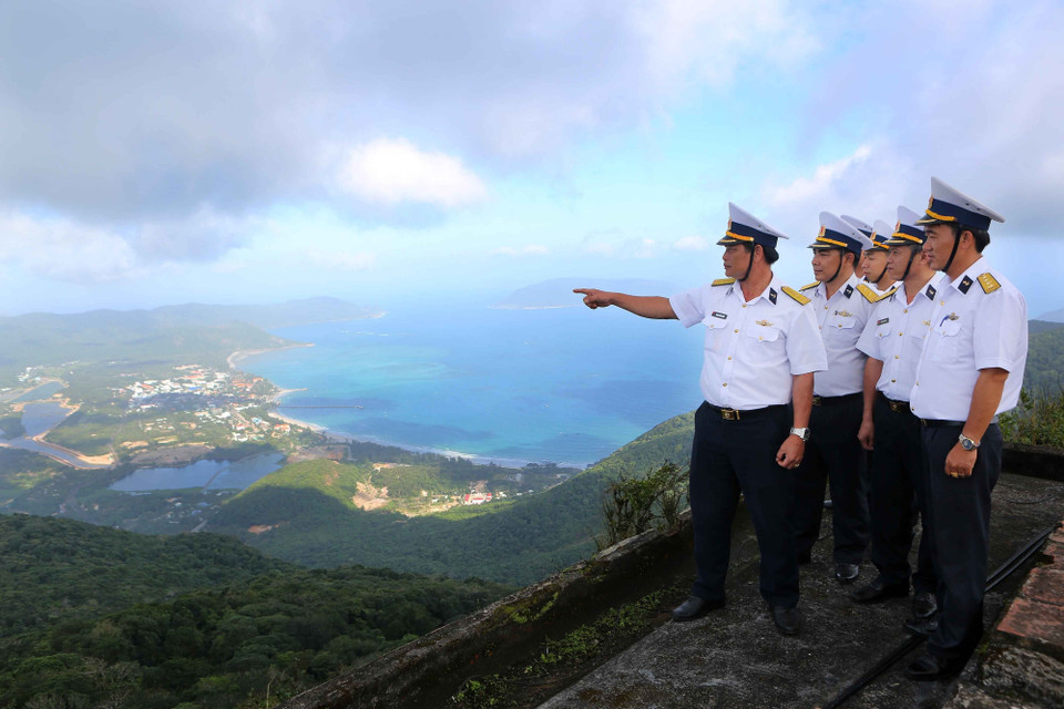 海军二区副司令黄永线大校同590雷达站干部、战士从视察昆岛海域。越通社记者 成达 摄